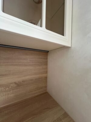 Klassische Rahmenfront-Küche Vienna — Eckbereich mit LED-Beleuchtung und Glasvitrine