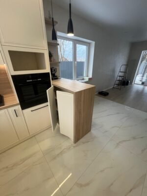 Klassische Rahmenfront-Küche Vienna — Glasvitrine offen mit LED-Hintergrundbeleuchtung