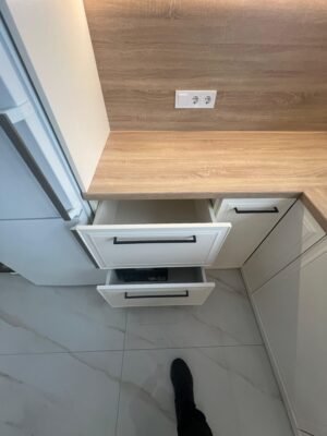 Klassische Rahmenfront-Küche Vienna — Eichen-Arbeitsplatte mit schwarzen Griffen