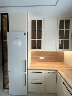 Klassische Rahmenfront-Küche Vienna — Oberschränke mit Sprossenverglasung und Kühlschrank