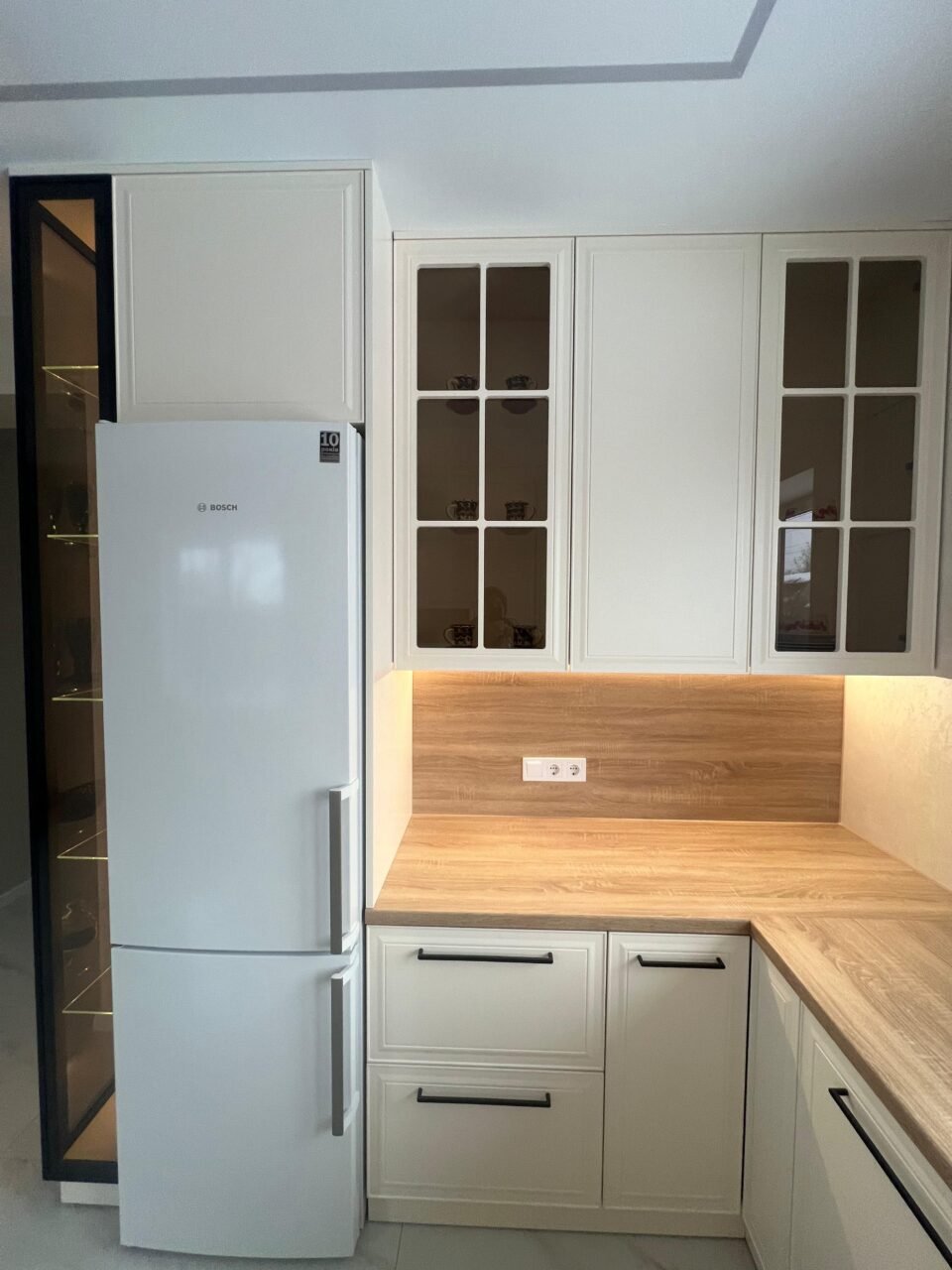 Klassische Rahmenfront-Küche Vienna — Oberschränke mit Sprossenverglasung und Kühlschrank