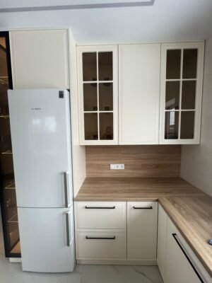 Klassische Rahmenfront-Küche Vienna — Gesamtansicht mit Bartresen und Pendelleuchten