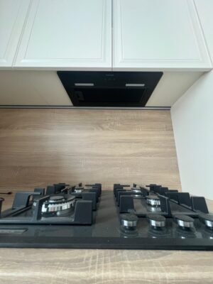 Klassische Rahmenfront-Küche Vienna — Spülbereich am Fenster