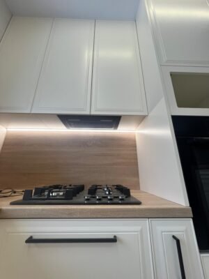 Klassische Rahmenfront-Küche Vienna — Spülbereich Schubladen offen