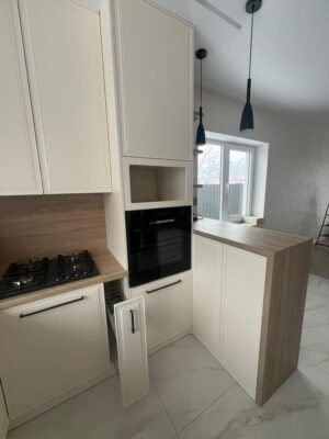 Klassische Rahmenfront-Küche Vienna — Kochbereich mit LED-Unterbauleuchte