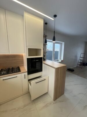 Klassische Rahmenfront-Küche Vienna — Dunstabzugshaube über Gas-Kochfeld