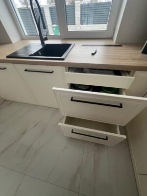 Klassische Rahmenfront-Küche Vienna — Hochschrank mit Backofen und Bartresen