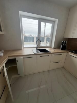 Klassische Rahmenfront-Küche Vienna — Vollauszug unter Backofen