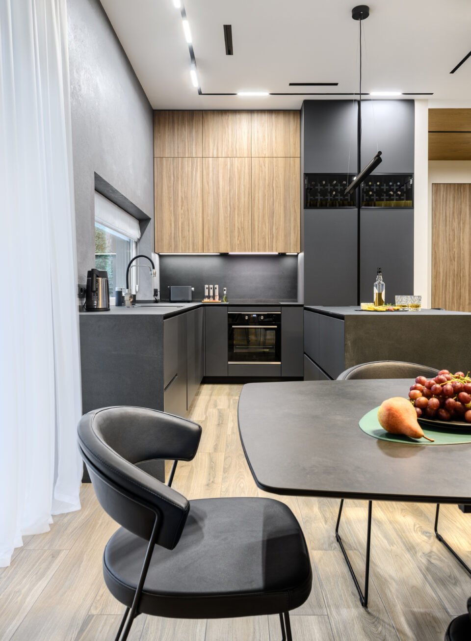 Dunkelgraue Mattküche Berlin — Gesamtansicht Essbereich mit Mikrozement-Wänden