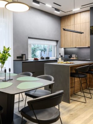 Dunkelgraue Mattküche Berlin — Kochinsel mit Eichenholz-Verkleidung und LED-Pendelleuchte