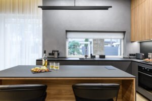 Dunkelgraue Mattküche Berlin — Eckansicht mit Steinarbeitsplatte und Fenster