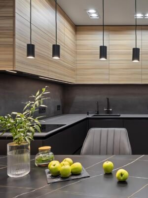 Dunkle Mattküche Torino — L-Form Gesamtansicht mit Pendelleuchten