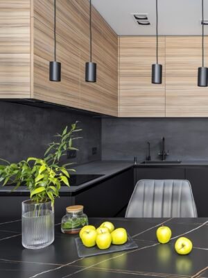 Dunkle Mattküche Torino — Ansicht vom Essbereich mit Zebrano-Oberschränken