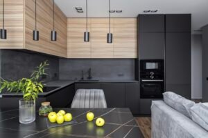 Dunkle Mattküche Torino — Raumhoher Einbauschrank mit Backofen und LED-Glasvitrine