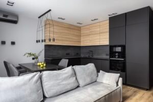 Dunkle Mattküche Torino — Detail Zebrano-Holzmaserung und Arbeitsplatte