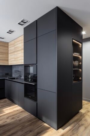 Dunkle Mattküche Torino — Gesamtansicht vom Wohnbereich