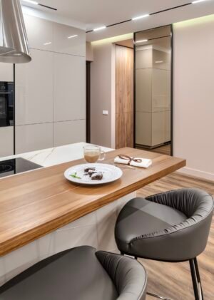 Weiße Hochglanzküche Milano — Einbau-Kühlschrank und Backofen