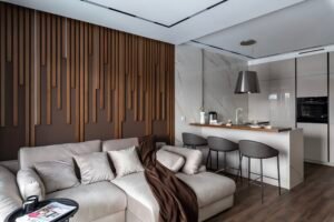 Weiße Hochglanzküche Milano — Kochinsel mit Kegelhaube und Holzlamellenwand