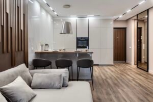 Weiße Hochglanzküche Milano — Grifflose Hochschränke mit Einbaugeräten