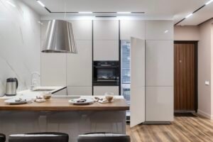 Weiße Hochglanzküche Milano — Bartresen mit Massivholzplatte und Barhockern