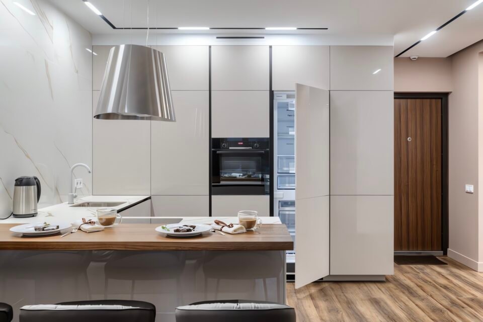 Weiße Hochglanzküche Milano — Bartresen mit Massivholzplatte und Barhockern