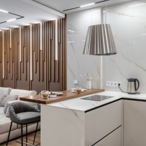 Weiße Hochglanzküche Milano — Gesamtansicht mit Kochinsel und Holzlamellen-Akzentwand