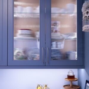 Blaue Rahmenfront-Küche Stockholm — Riffelglas-Oberschränke Nahaufnahme mit LED