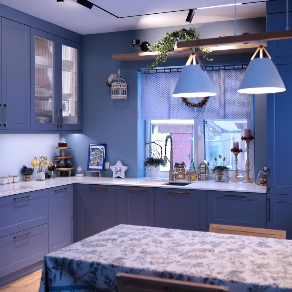 Küche „Stockholm" — Blaue Rahmenfront-Küche mit Riffelglas-Vitrinen & Eichen-Akzenten