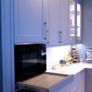 Blaue Rahmenfront-Küche Stockholm — Hochschrank mit Backofen und Glasvitrine