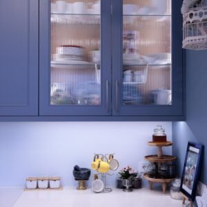 Blaue Rahmenfront-Küche Stockholm — Gesamtansicht Hochschrankbereich