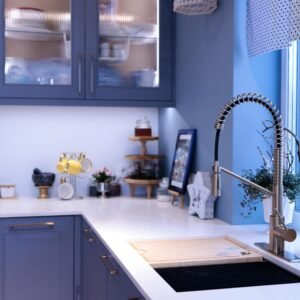 Blaue Rahmenfront-Küche Stockholm — Spülbereich mit Profi-Federarmatur am Fenster