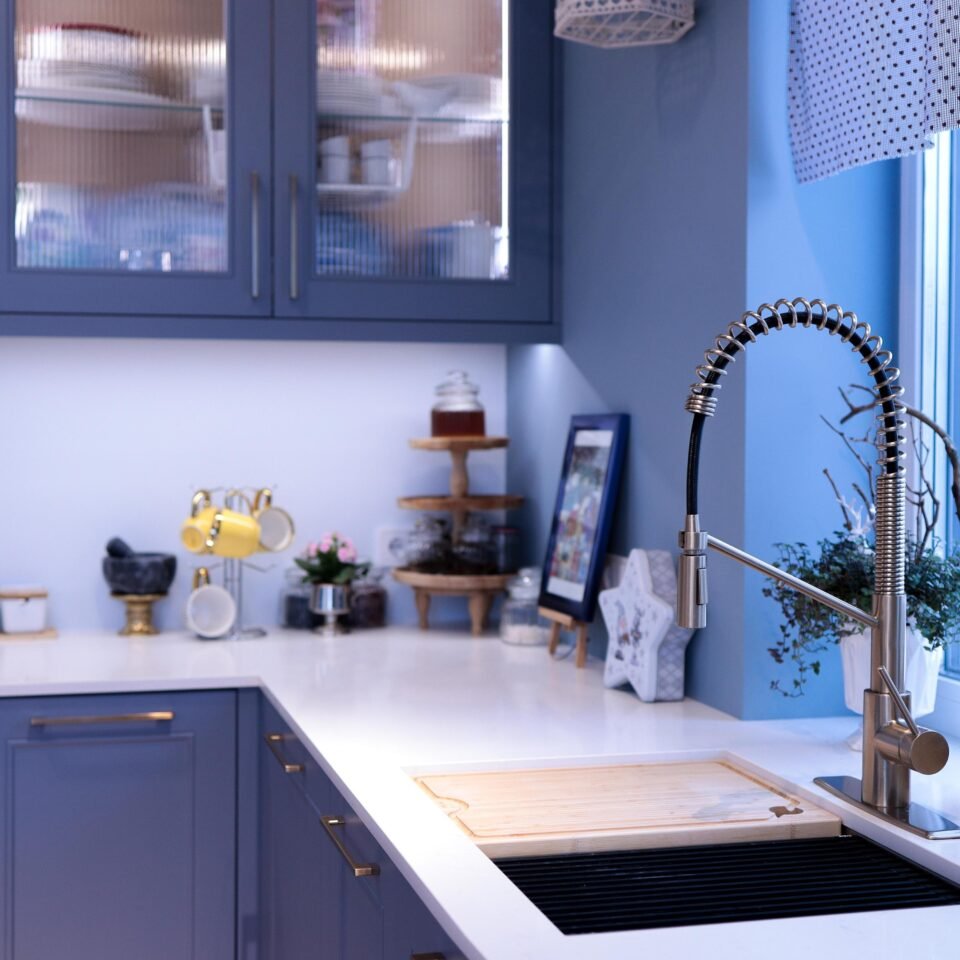 Blaue Rahmenfront-Küche Stockholm — Spülbereich mit Profi-Federarmatur am Fenster