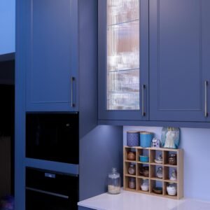 Blaue Rahmenfront-Küche Stockholm — Doppelte Riffelglas-Oberschränke mit LED