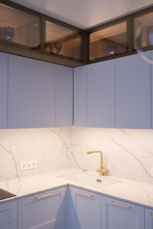 Lavendelfarbene Fräsfront-Küche Provence — Aluminiumrahmen-Glasvitrinen in Gold