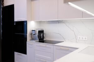 Lavendelfarbene Fräsfront-Küche Provence — Spülbereich mit goldener Armatur