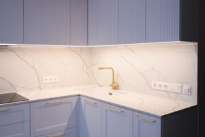 Lavendelfarbene Fräsfront-Küche Provence — Quarz-Arbeitsplatte mit Calacatta-Rückwand