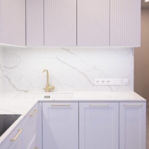 Lavendelfarbene Fräsfront-Küche Provence — Induktionskochfeld und Gold-Glasvitrinen