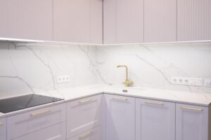 Lavendelfarbene Fräsfront-Küche Provence — Hochschrank mit Backofen und Mikrowelle