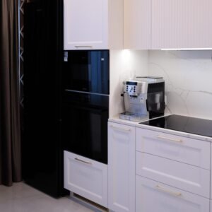 Lavendelfarbene Fräsfront-Küche Provence — Gesamtansicht Hochschrank mit Geräten