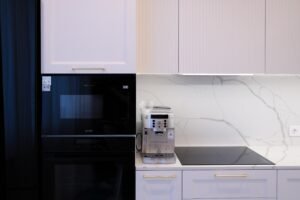 Lavendelfarbene Fräsfront-Küche Provence — Arbeitsfläche mit LED-Lichtleiste