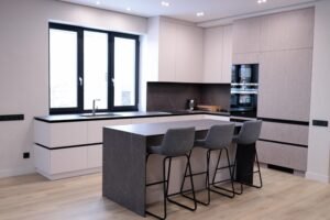 Weiße Mattküche Zürich — Kochinsel mit Barhockern und Einbaugeräten