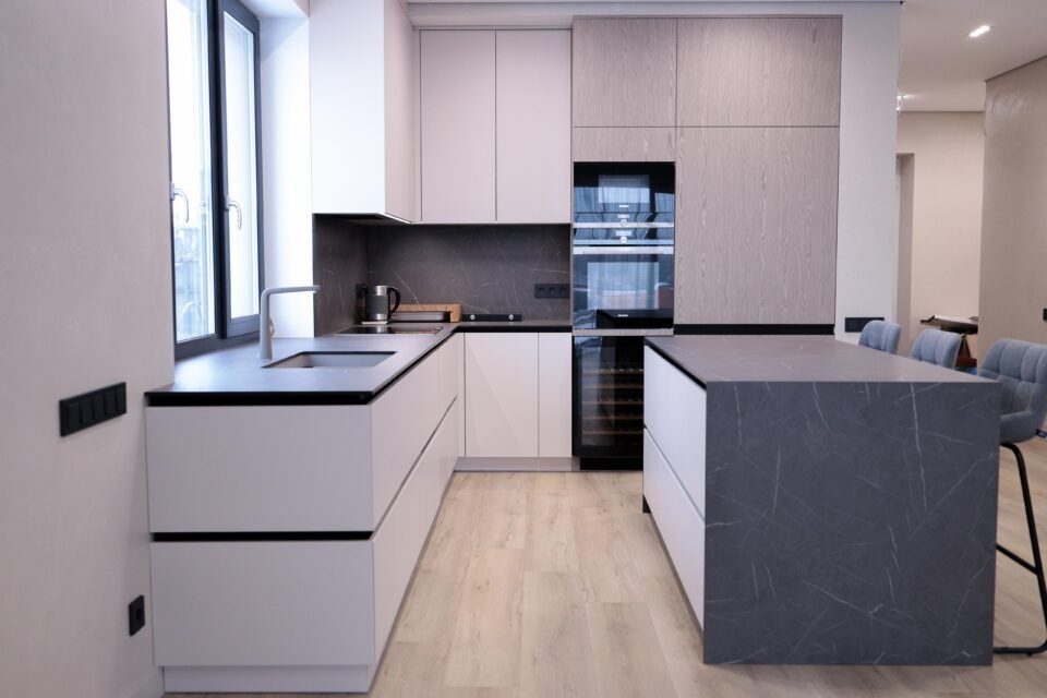 Küche „Zürich" — Weiße Mattküche mit Pietra-Grey-Keramik-Kochinsel & Eichen-Hochschränken